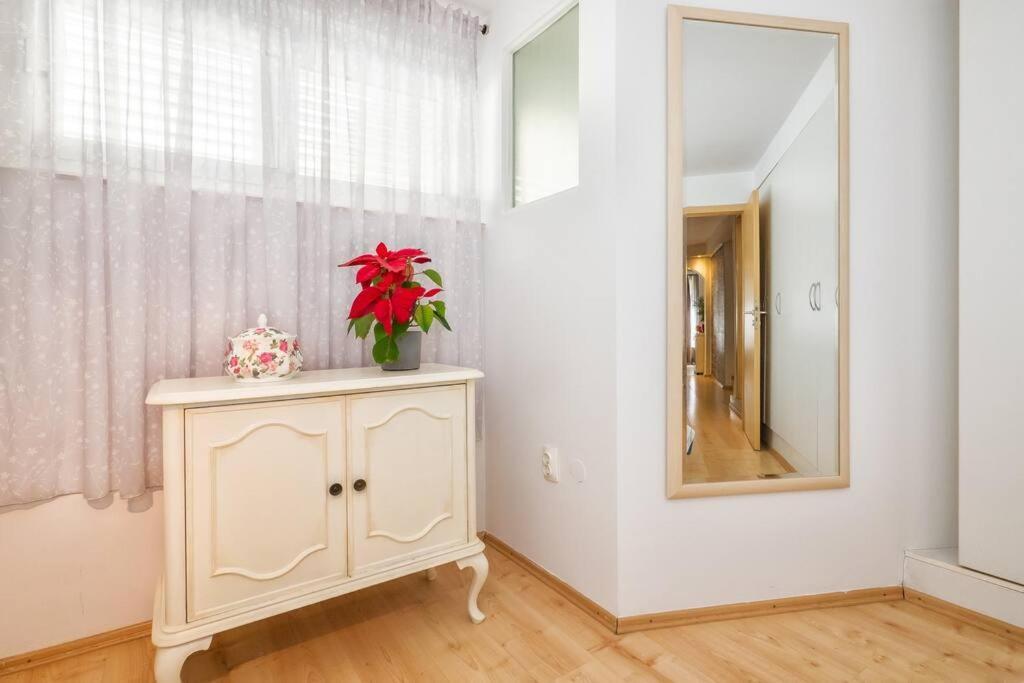 Relaxing 2Bd Apartment, Ground Floor - Walk To Old Town Split Eksteriør bilde
